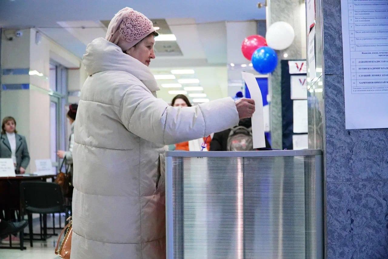 Фото Как в Новосибирске прошёл первый день выборов президента РФ — фоторепортаж 16